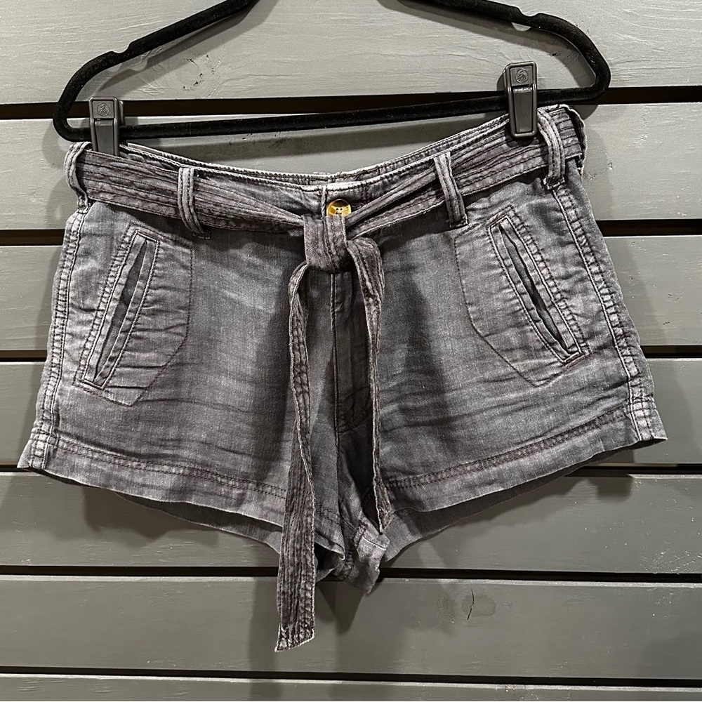 American Eagle size 8 grey shorts with belt